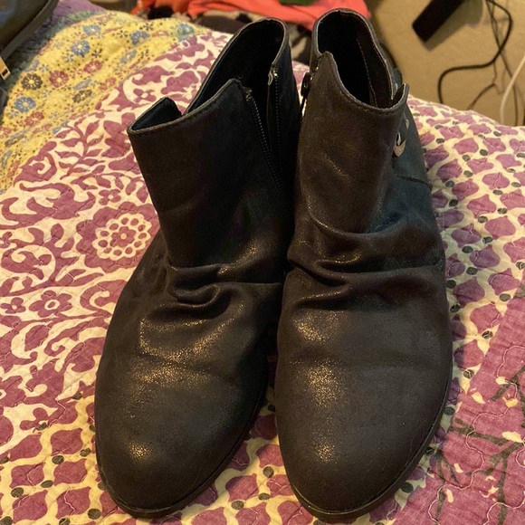 ….Me Too black slouchy zip booties size 8 like new - Picture 2 of 9